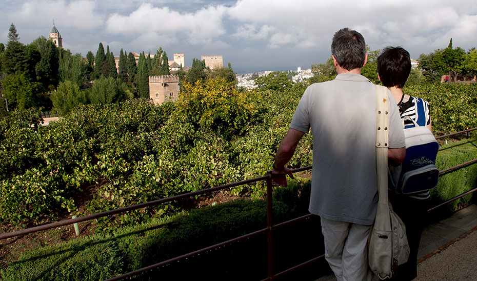 Una pareja de turistas, en Granada. (Foto EFE)